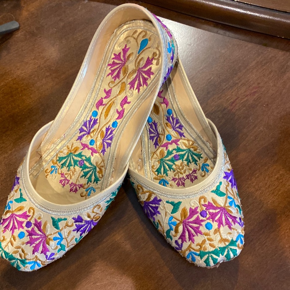 Embroidered slippers/shoes